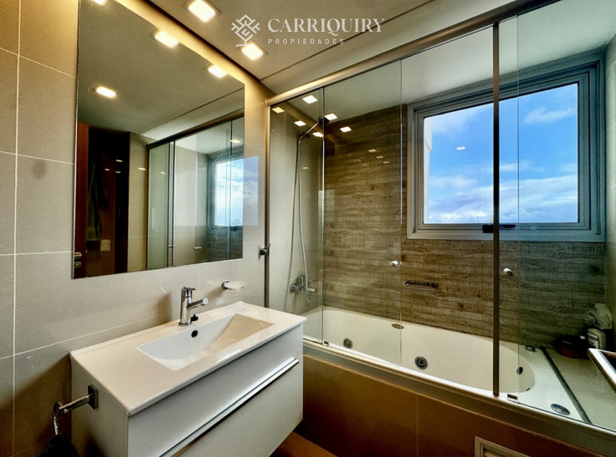 Apartamento ID.10467 - Venta de apartamento de 2 dormitorios más dependencia y parrillero en Playa Mansa