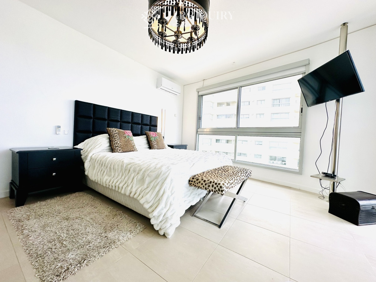 Apartamento ID.7507/Alquiler-temporario-de-apartamento-esquinero-de-tres-dormitorios-más-dependencia-de-servicio-sobre-Playa-Mansa,-Punta-del-Este - Alquiler temporal y anual de maravilloso departamento esquinero en Torre Le Parc, Playa Brava, Punta del Este