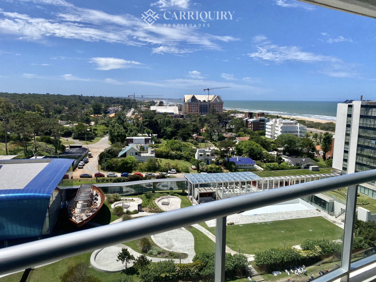 Apartamento ID.10466 - Venta Excelente Apartamento de 2 Dormitorios + Servicio en Brava con Vista al Mar