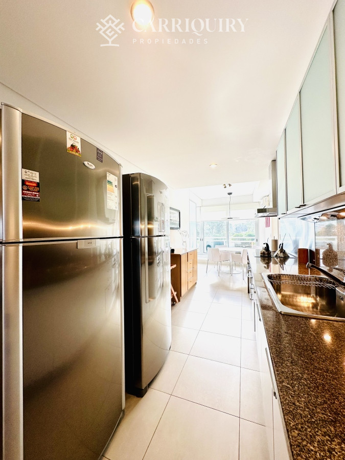 Apartamento ID.7507/Alquiler-temporario-de-apartamento-esquinero-de-tres-dormitorios-más-dependencia-de-servicio-sobre-Playa-Mansa,-Punta-del-Este - Alquiler temporal y anual de maravilloso departamento esquinero en Torre Le Parc, Playa Brava, Punta del Este