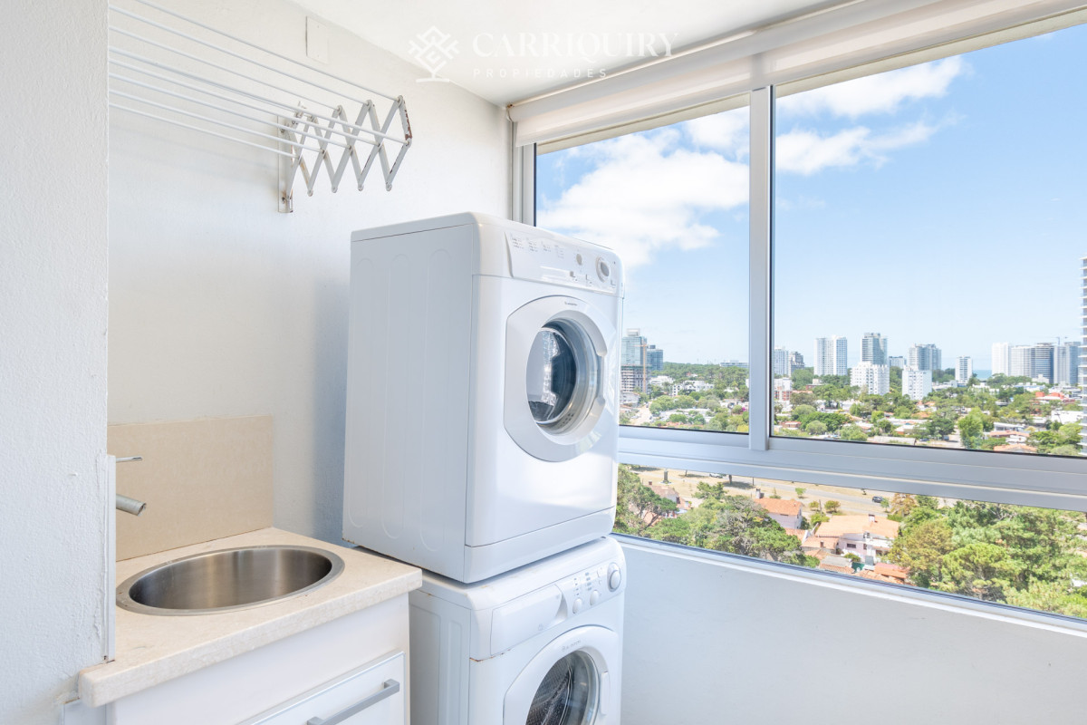 Apartamento ID.5507 - Venta de Excelente Apartamento de 3 Dormitorios con Vista al Mar, Playa Mansa, Punta del Este