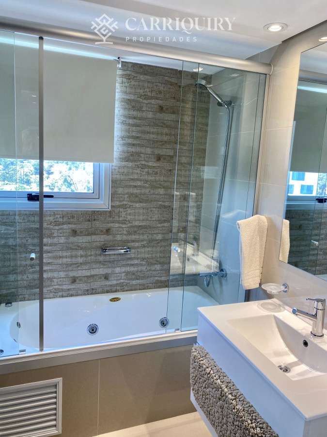 Apartamento ID.10466 - Venta Excelente Apartamento de 2 Dormitorios + Servicio en Brava con Vista al Mar