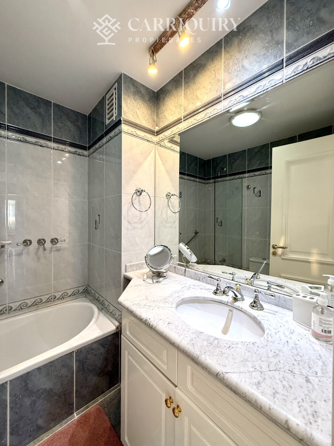 Apartamento ID.8071/APARTAMENTO,-4-DORM- -DEP.-SERV,-PUERTO,-PUNTA-DEL-ESTE,-VENTA-Y-ALQUILER - Alquiler temporario de apartamento esquinero de tres dormitorios más dependencia de servicio sobre Playa Mansa, Punta del Este