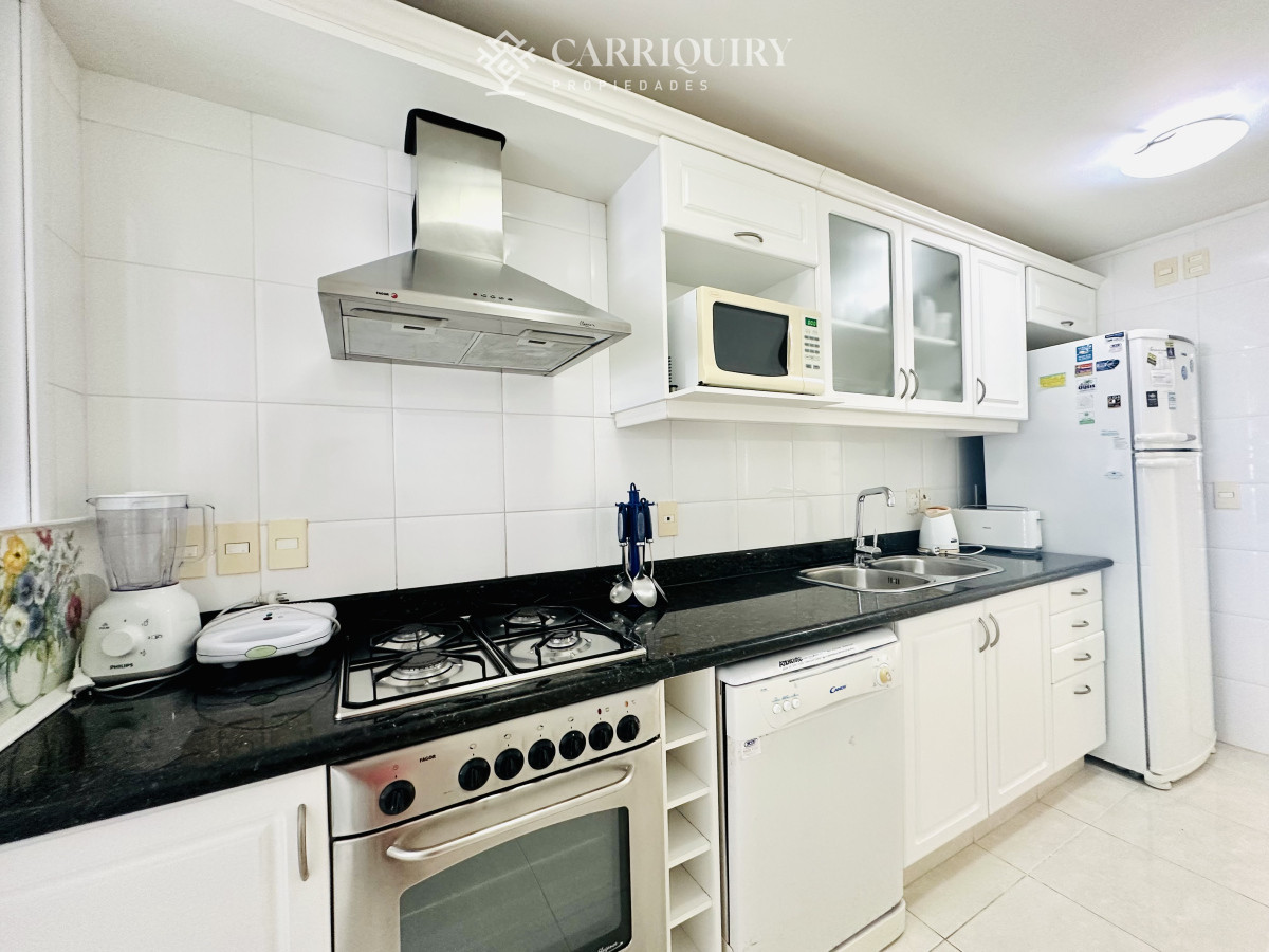 Apartamento ID.8502 - Alquiler temporario de Apartamento de 2 suites sobre Playa Mansa, Primera Línea