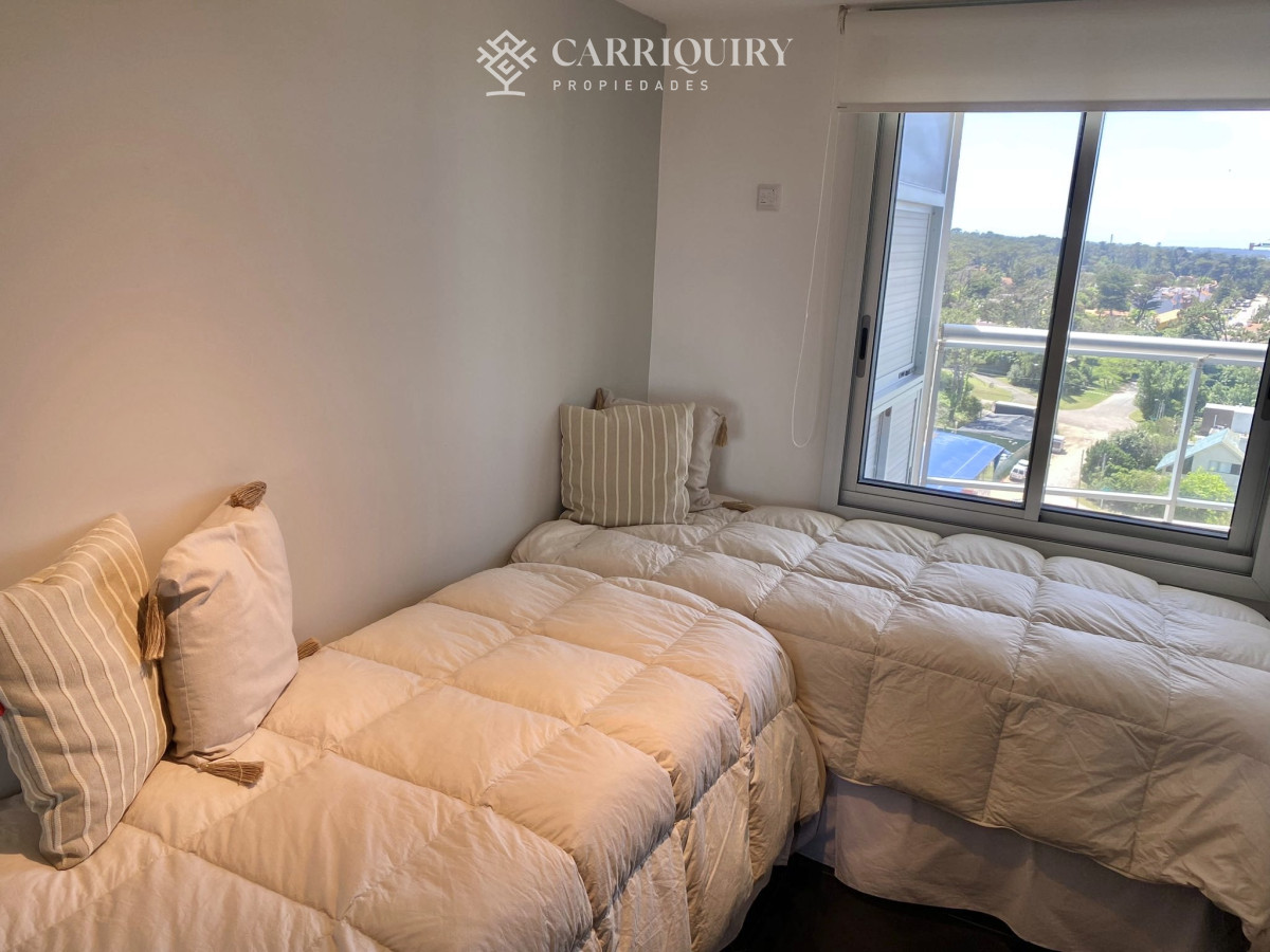 Apartamento ID.10466 - Venta Excelente Apartamento de 2 Dormitorios + Servicio en Brava con Vista al Mar