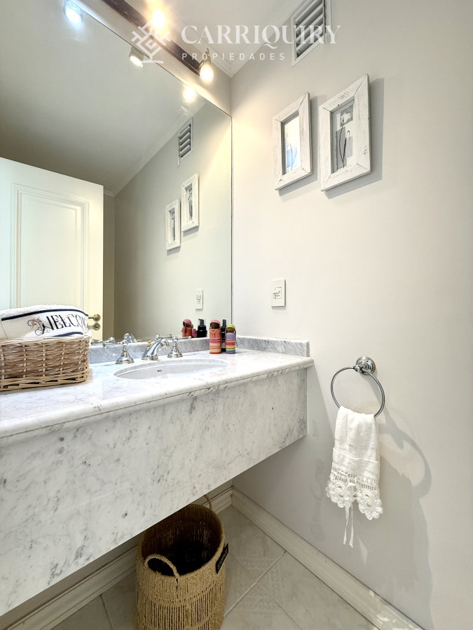 Apartamento ID.8071/APARTAMENTO,-4-DORM- -DEP.-SERV,-PUERTO,-PUNTA-DEL-ESTE,-VENTA-Y-ALQUILER - Alquiler temporario de apartamento esquinero de tres dormitorios más dependencia de servicio sobre Playa Mansa, Punta del Este