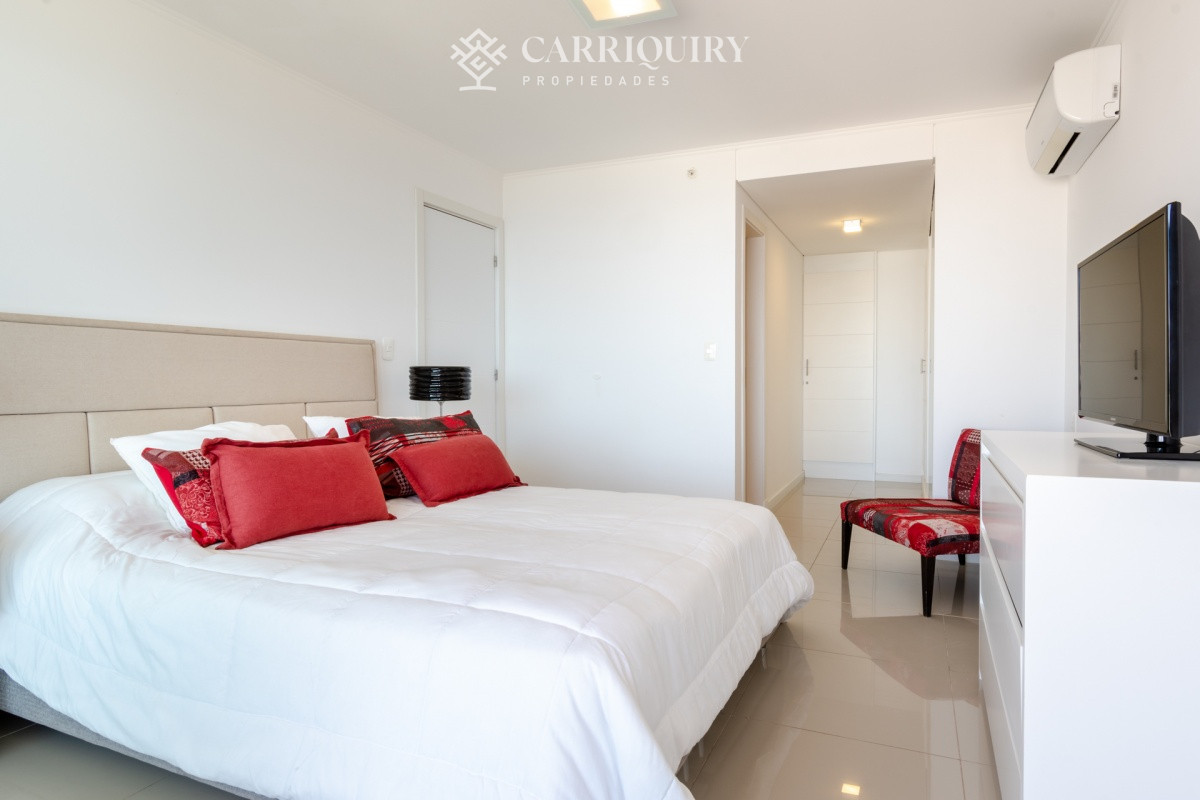 Apartamento ID.6896 - Apartamento de 2 Dormitorios en Playa Brava con Vista al Mar - Venta
