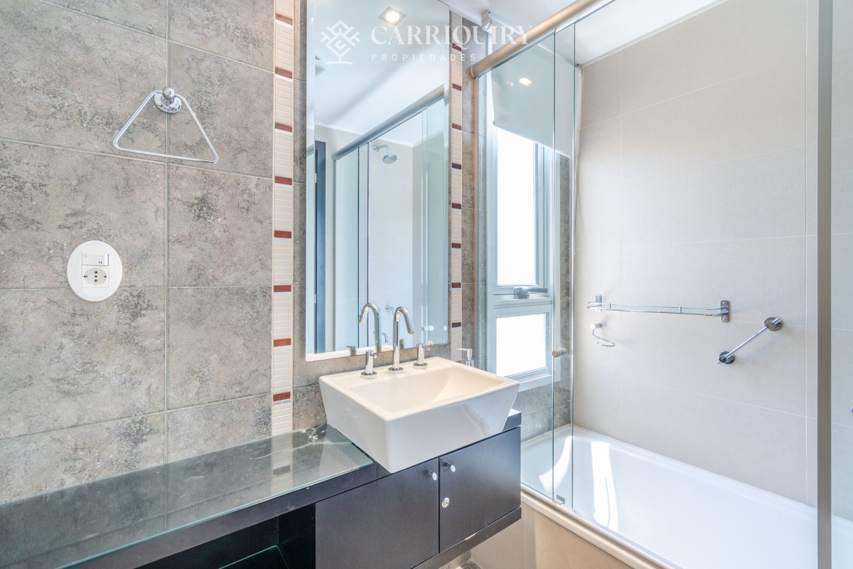 Apartamento ID.5507 - Venta de Excelente Apartamento de 3 Dormitorios con Vista al Mar, Playa Mansa, Punta del Este