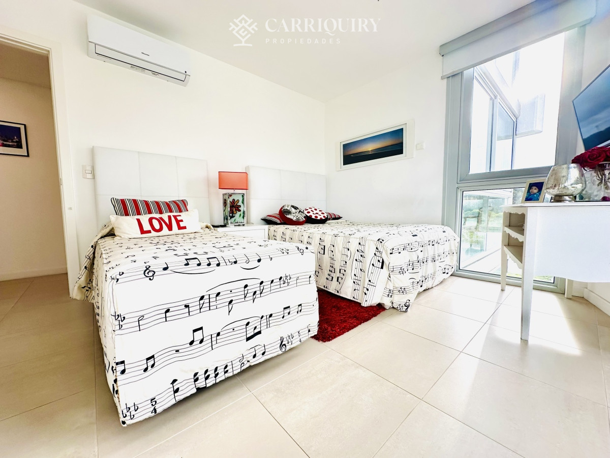 Apartamento ID.7507/Alquiler-temporario-de-apartamento-esquinero-de-tres-dormitorios-más-dependencia-de-servicio-sobre-Playa-Mansa,-Punta-del-Este - Alquiler temporal y anual de maravilloso departamento esquinero en Torre Le Parc, Playa Brava, Punta del Este