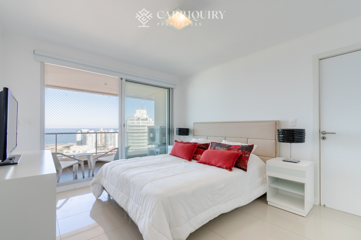Apartamento ID.6896 - Apartamento de 2 Dormitorios en Playa Brava con Vista al Mar - Venta
