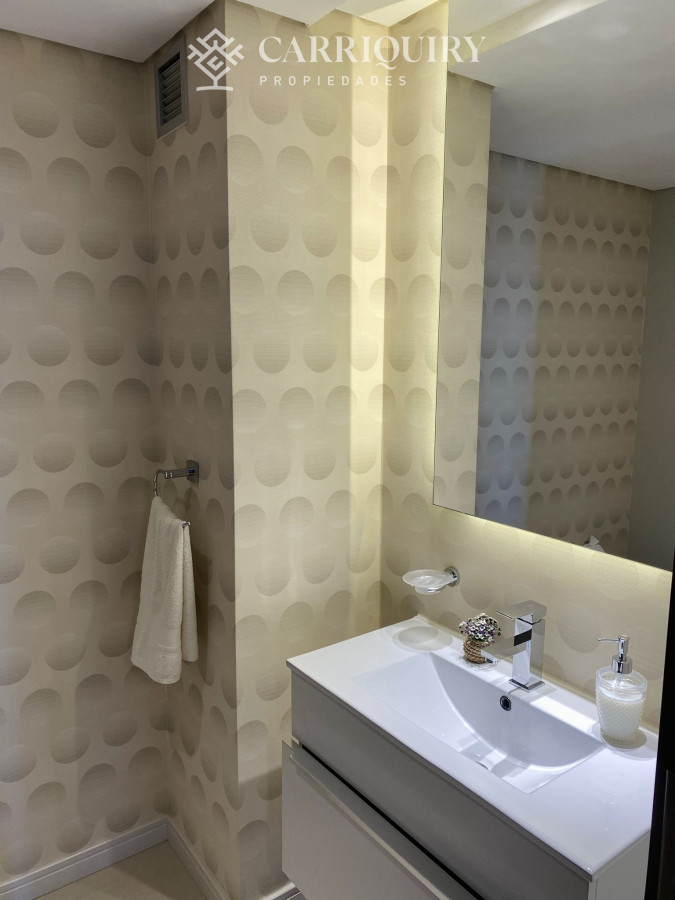 Apartamento ID.10466 - Venta Excelente Apartamento de 2 Dormitorios + Servicio en Brava con Vista al Mar