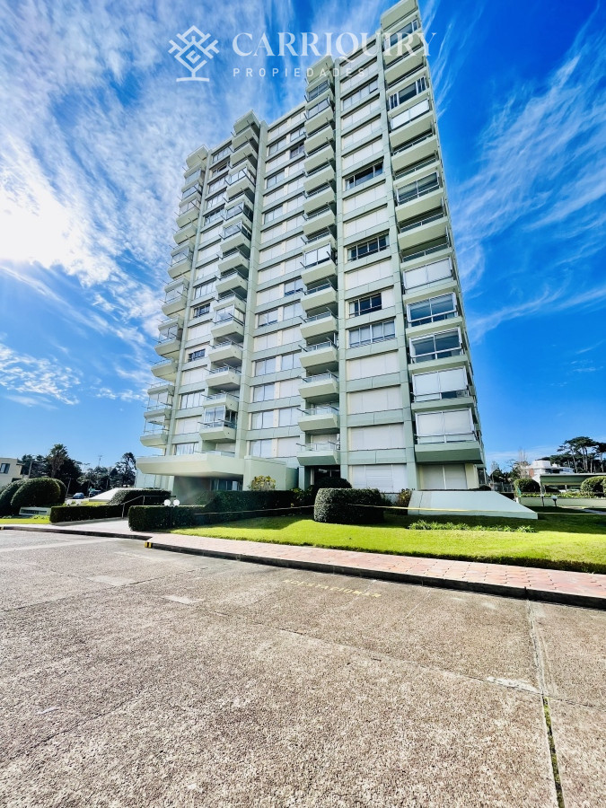 Apartamento ID.6538 - Apartamento de 3 Dormitorios en Playa Mansa con Vista al Mar