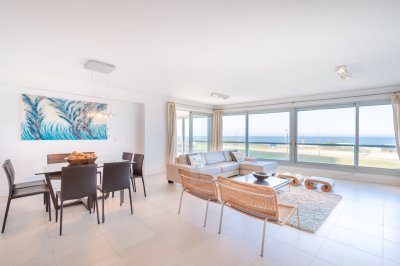 Venta y alquiler de departamento con tres dormitorios mas dependencia de servicio en torre Le Parc playa Brava, Punta del Este