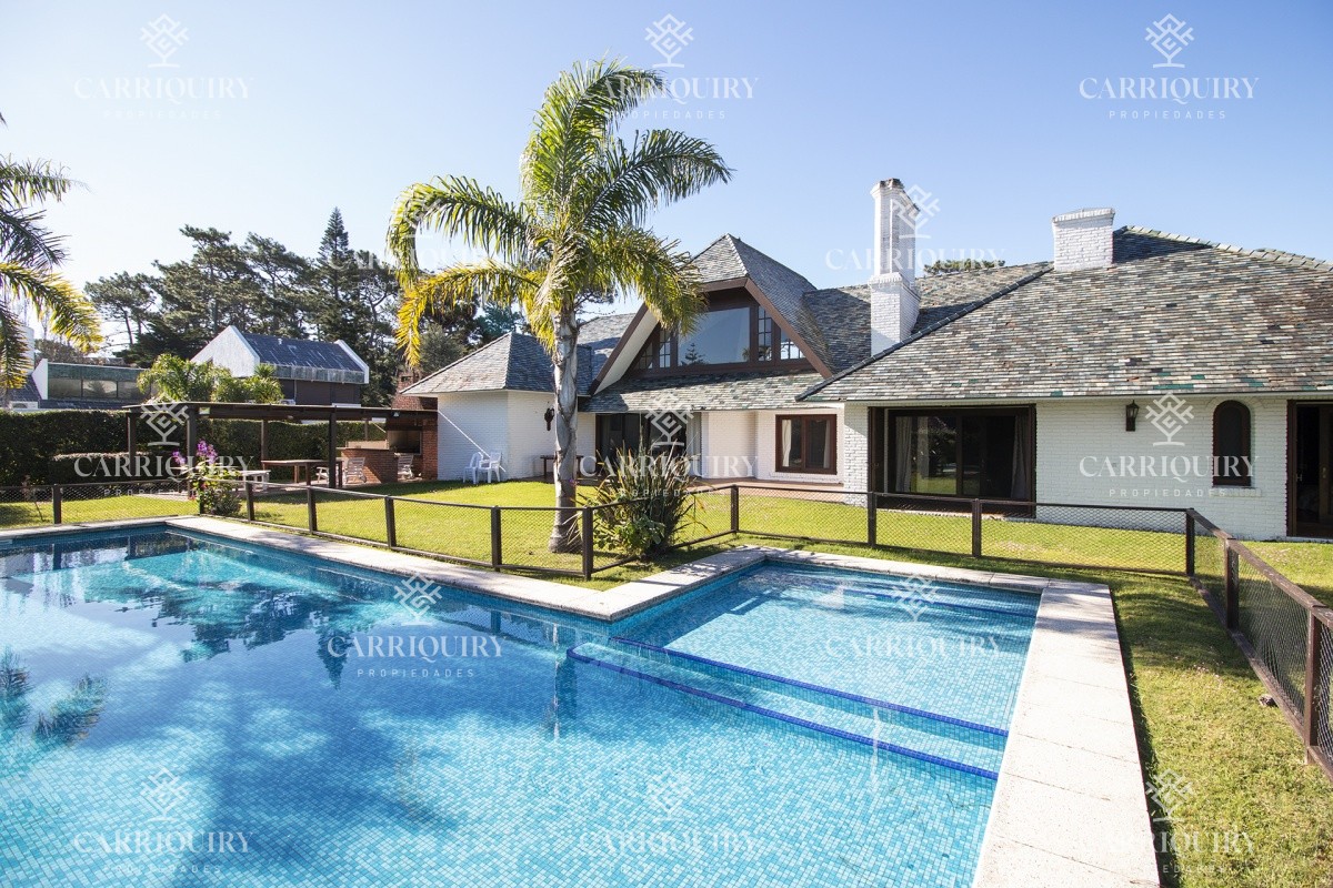 Casa ID.5128 - Venta de casa de 4 dormitorios más dependencia y hermosa piscina con gran parque en Playa Mansa, Punta del Este