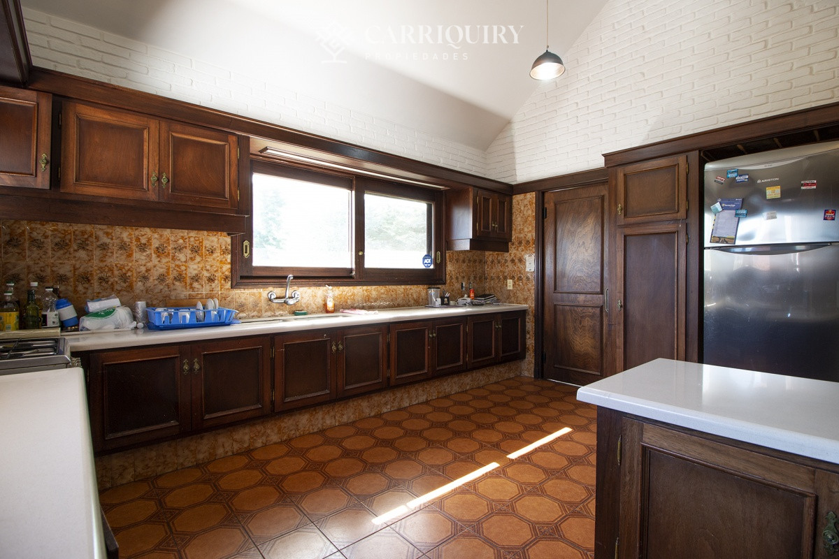 Casa ID.5128 - Venta de casa de 4 dormitorios más dependencia y hermosa piscina con gran parque en Playa Mansa, Punta del Este