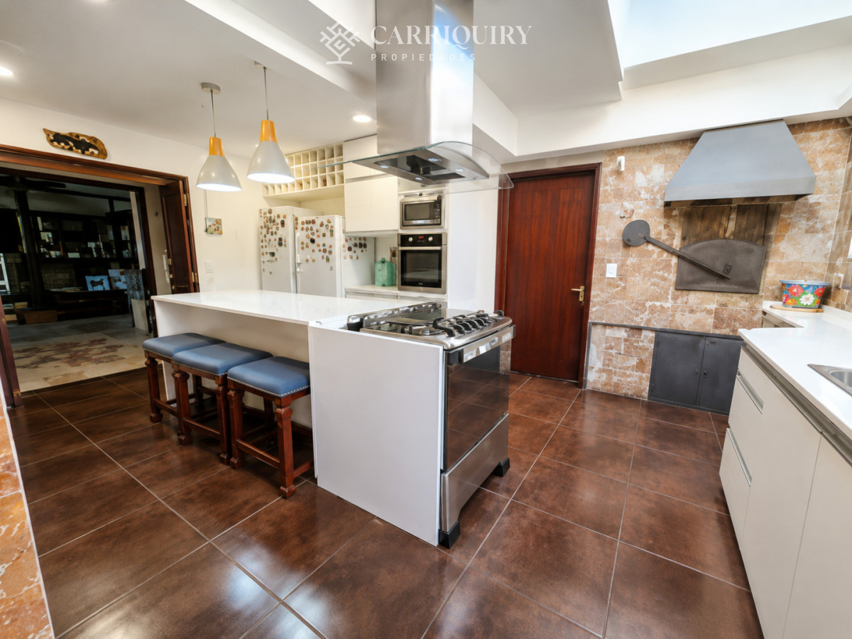 Casa ID.10469/Casa-de-categoría-en-Playa-Mansa-a-800-metros-del-mar,-5-Dormitorios,-Piscina-Climatizada-y-Barbacoa.-Punta-del-Este - Moderna Casa de 4 Dormitorios con Piscina Climatizada y Barbacoa en Punta del Este