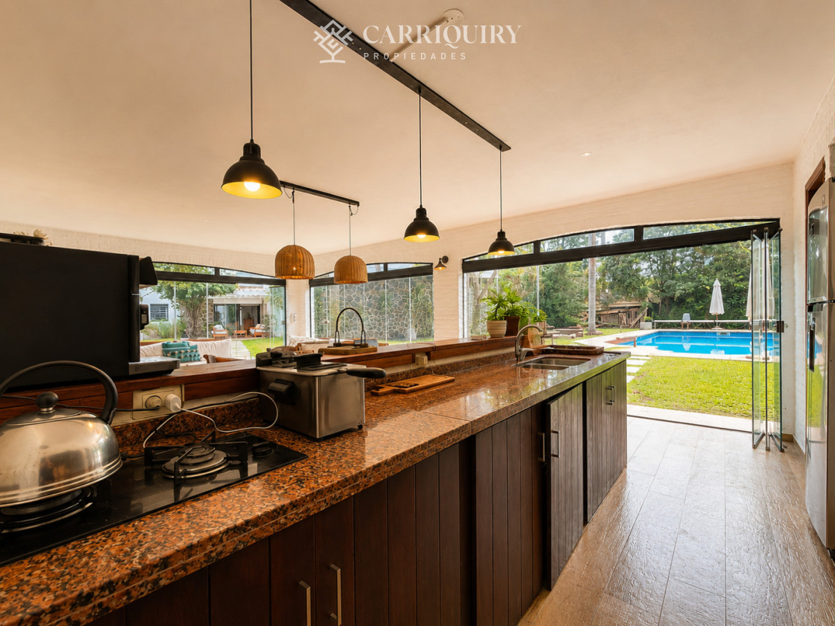 Casa ID.10381/CASA-EN-ALQUILER-MOTOYA-LA-BARRA - Moderna Casa de 4 Dormitorios y Dependencia, con Piscina Climatizada y Barbacoa en Playa Mansa, Punta del Este