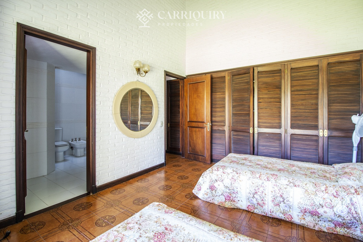 Casa ID.5128 - Venta de casa de 4 dormitorios más dependencia y hermosa piscina con gran parque en Playa Mansa, Punta del Este