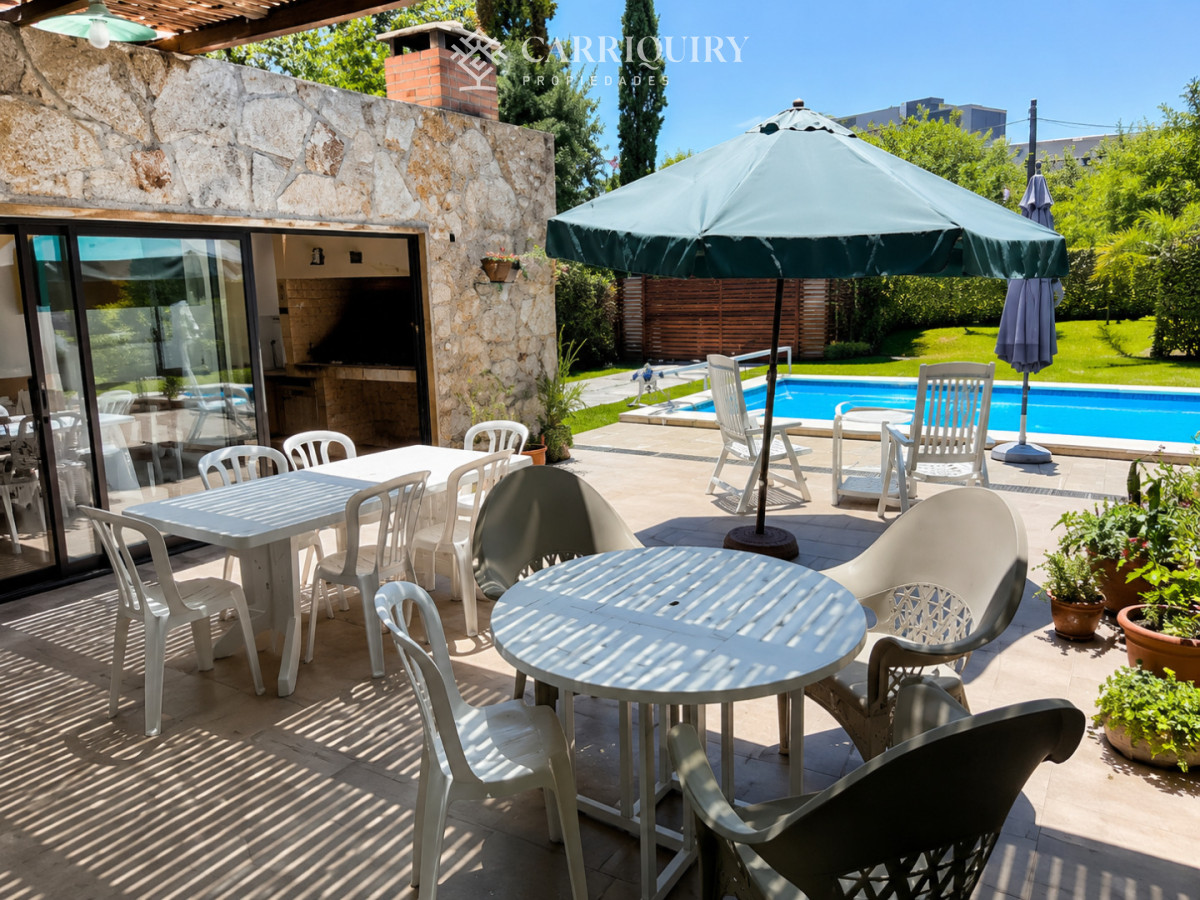 Casa ID.10476/CASA-DE-PRIMER-NIVEL- - Casa de categoría en Playa Mansa a 800 metros del mar, 5 Dormitorios, Piscina Climatizada y Barbacoa. Punta del Este