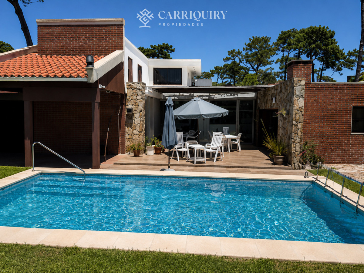 Casa ID.10476/CASA-DE-PRIMER-NIVEL- - Casa de categoría en Playa Mansa a 800 metros del mar, 5 Dormitorios, Piscina Climatizada y Barbacoa. Punta del Este