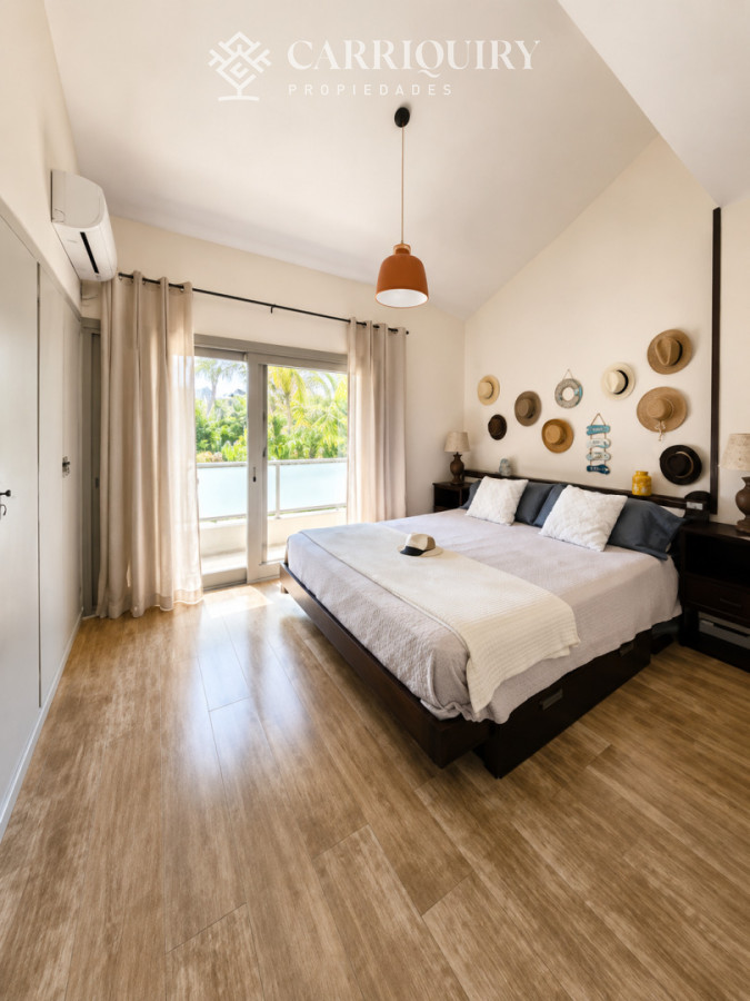 Casa ID.10469/Casa-de-categoría-en-Playa-Mansa-a-800-metros-del-mar,-5-Dormitorios,-Piscina-Climatizada-y-Barbacoa.-Punta-del-Este - Moderna Casa de 4 Dormitorios con Piscina Climatizada y Barbacoa en Punta del Este