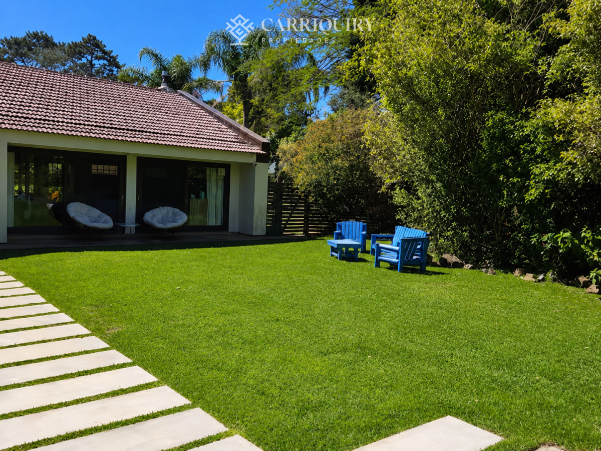 Casa ID.10469/Casa-de-categoría-en-Playa-Mansa-a-800-metros-del-mar,-5-Dormitorios,-Piscina-Climatizada-y-Barbacoa.-Punta-del-Este - Moderna Casa de 4 Dormitorios con Piscina Climatizada y Barbacoa en Punta del Este