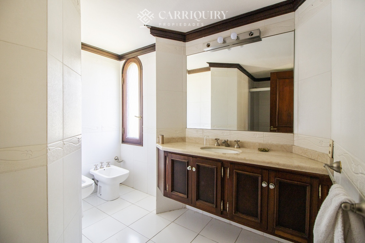 Casa ID.5128 - Venta de casa de 4 dormitorios más dependencia y hermosa piscina con gran parque en Playa Mansa, Punta del Este