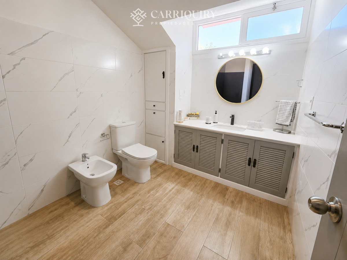 Casa ID.10469/Casa-de-categoría-en-Playa-Mansa-a-800-metros-del-mar,-5-Dormitorios,-Piscina-Climatizada-y-Barbacoa.-Punta-del-Este - Moderna Casa de 4 Dormitorios con Piscina Climatizada y Barbacoa en Punta del Este