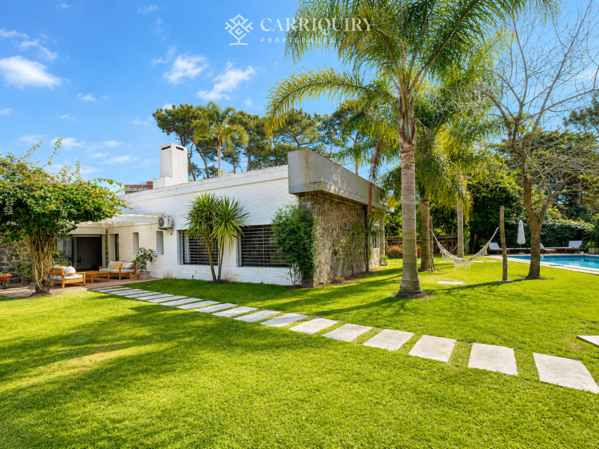 Casa ID.10381/CASA-EN-ALQUILER-MOTOYA-LA-BARRA - Moderna Casa de 4 Dormitorios y Dependencia, con Piscina Climatizada y Barbacoa en Playa Mansa, Punta del Este
