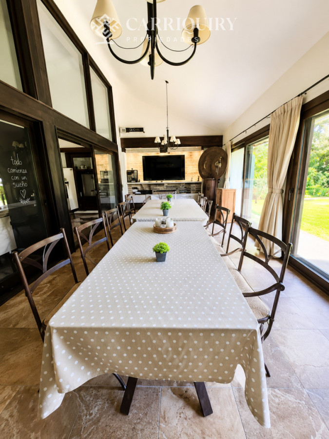 Casa ID.10469/Casa-de-categoría-en-Playa-Mansa-a-800-metros-del-mar,-5-Dormitorios,-Piscina-Climatizada-y-Barbacoa.-Punta-del-Este - Moderna Casa de 4 Dormitorios con Piscina Climatizada y Barbacoa en Punta del Este