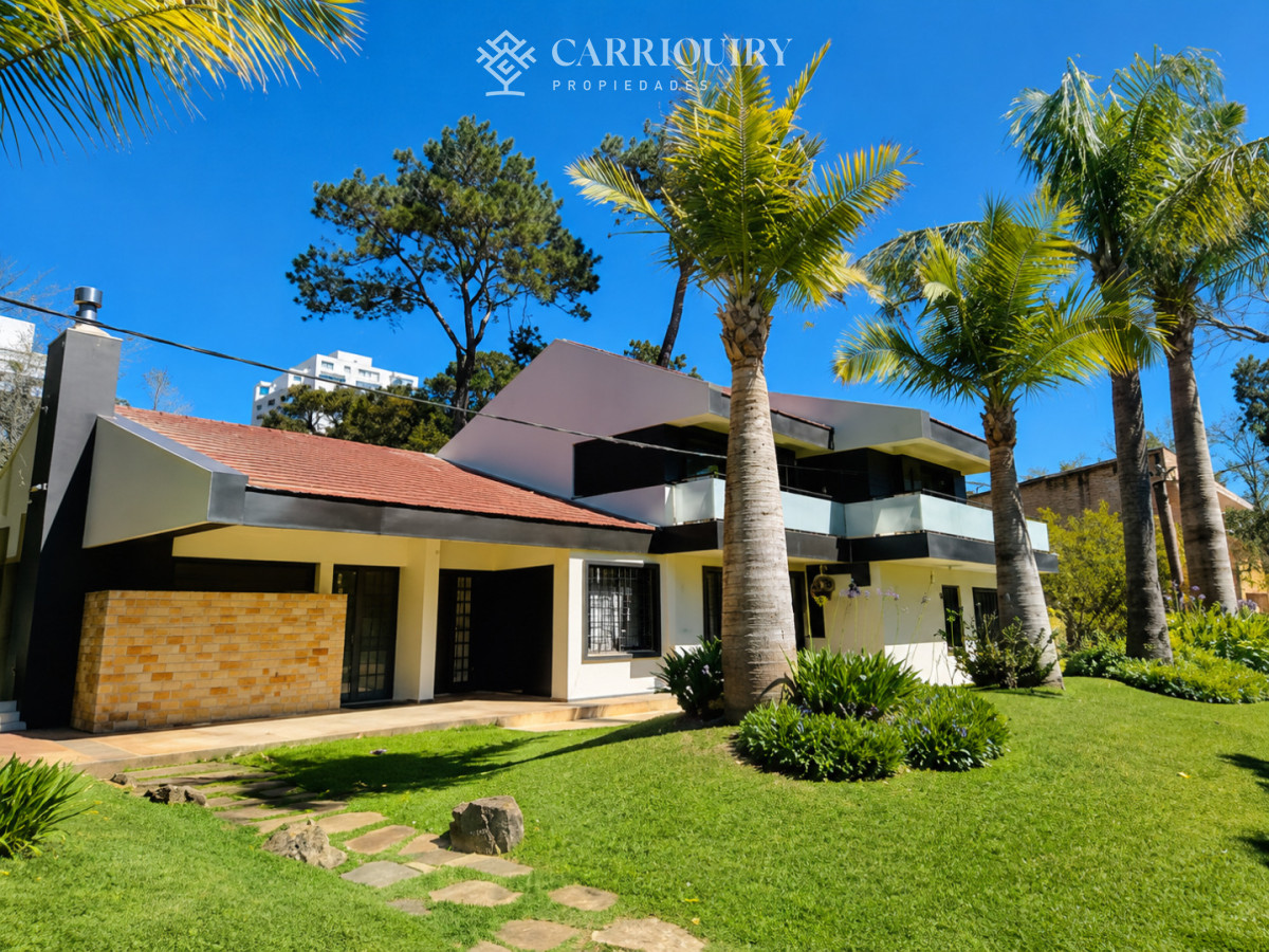 Casa ID.10469/Casa-de-categoría-en-Playa-Mansa-a-800-metros-del-mar,-5-Dormitorios,-Piscina-Climatizada-y-Barbacoa.-Punta-del-Este - Moderna Casa de 4 Dormitorios con Piscina Climatizada y Barbacoa en Punta del Este