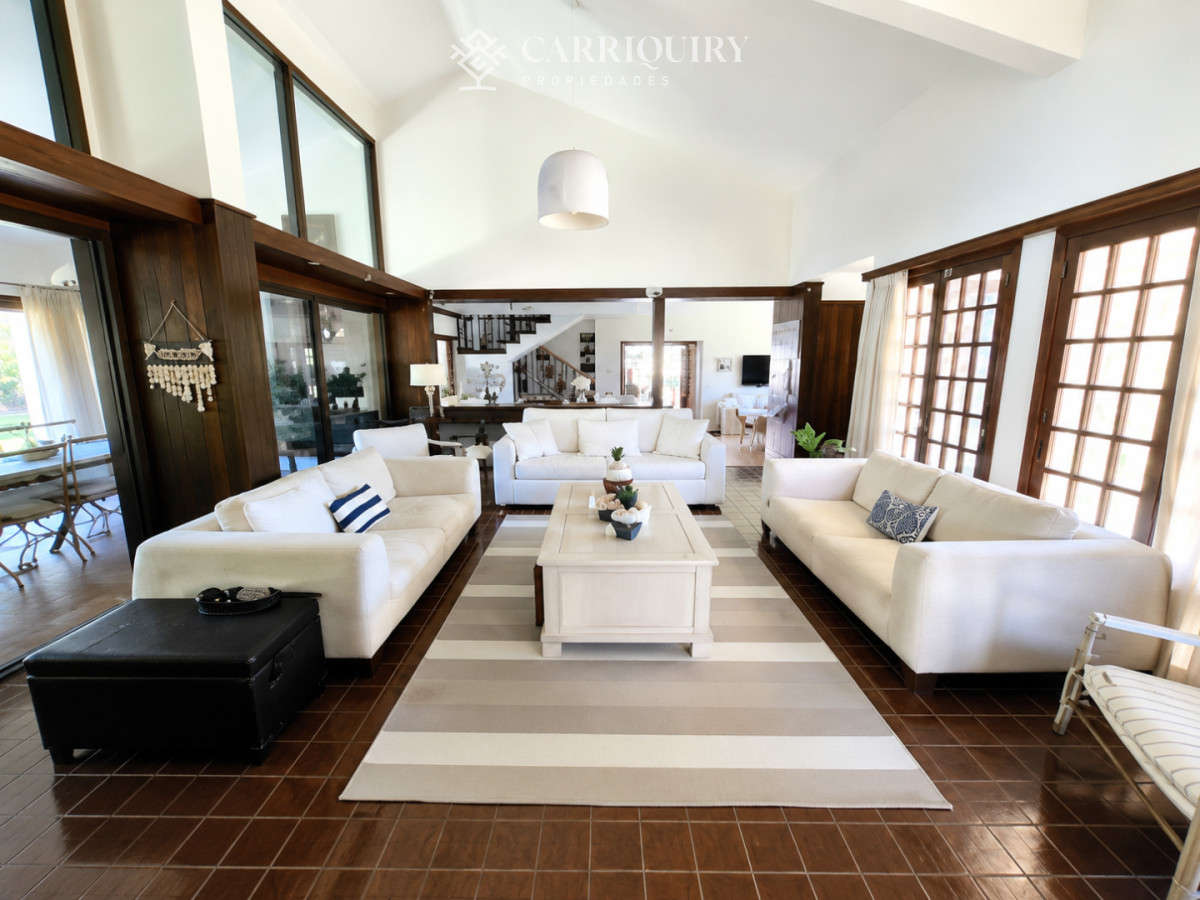 Casa ID.10469/Casa-de-categoría-en-Playa-Mansa-a-800-metros-del-mar,-5-Dormitorios,-Piscina-Climatizada-y-Barbacoa.-Punta-del-Este - Moderna Casa de 4 Dormitorios con Piscina Climatizada y Barbacoa en Punta del Este
