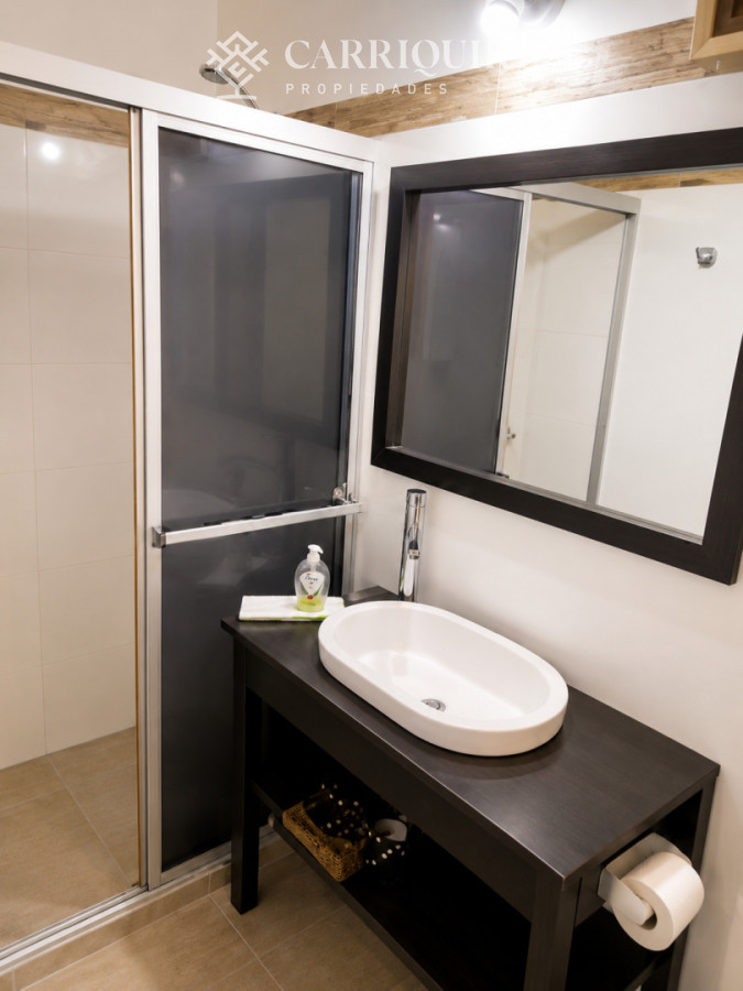 Casa ID.10476/CASA-DE-PRIMER-NIVEL- - Casa de categoría en Playa Mansa a 800 metros del mar, 5 Dormitorios, Piscina Climatizada y Barbacoa. Punta del Este