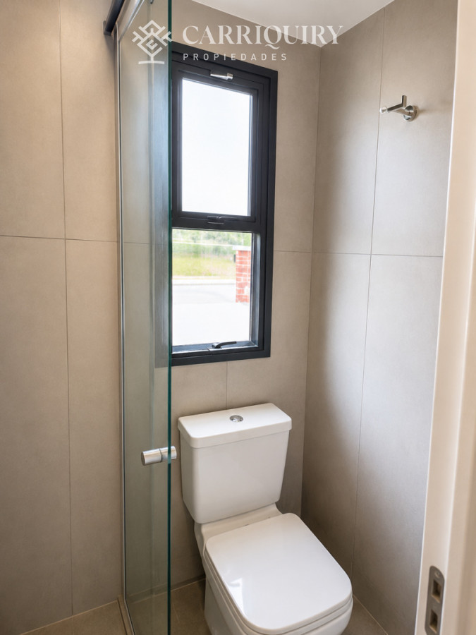 Casa ID.10476/CASA-DE-PRIMER-NIVEL- - Casa de categoría en Playa Mansa a 800 metros del mar, 5 Dormitorios, Piscina Climatizada y Barbacoa. Punta del Este
