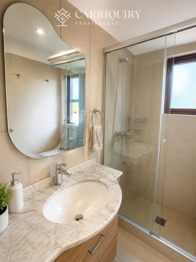 Casa ID.10476/CASA-DE-PRIMER-NIVEL- - Casa de categoría en Playa Mansa a 800 metros del mar, 5 Dormitorios, Piscina Climatizada y Barbacoa. Punta del Este