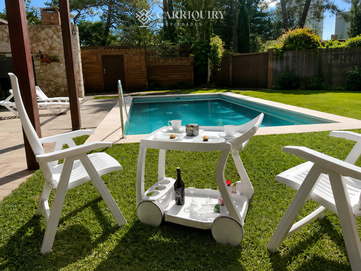 Casa ID.10476/CASA-DE-PRIMER-NIVEL- - Casa de categoría en Playa Mansa a 800 metros del mar, 5 Dormitorios, Piscina Climatizada y Barbacoa. Punta del Este
