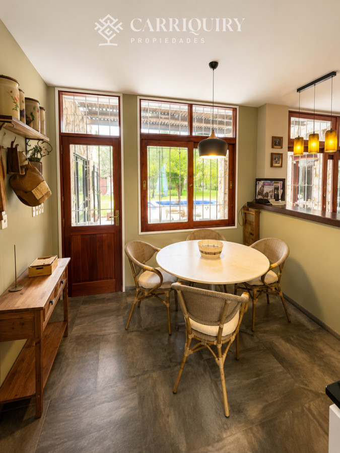 Casa ID.10476/CASA-DE-PRIMER-NIVEL- - Casa de categoría en Playa Mansa a 800 metros del mar, 5 Dormitorios, Piscina Climatizada y Barbacoa. Punta del Este