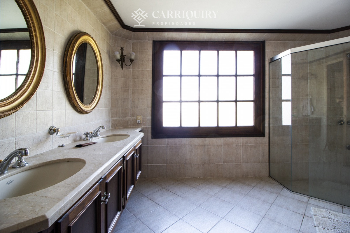 Casa ID.5128 - Venta de casa de 4 dormitorios más dependencia y hermosa piscina con gran parque en Playa Mansa, Punta del Este