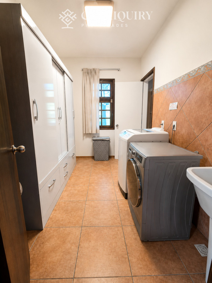 Casa ID.10469/Casa-de-categoría-en-Playa-Mansa-a-800-metros-del-mar,-5-Dormitorios,-Piscina-Climatizada-y-Barbacoa.-Punta-del-Este - Moderna Casa de 4 Dormitorios con Piscina Climatizada y Barbacoa en Punta del Este