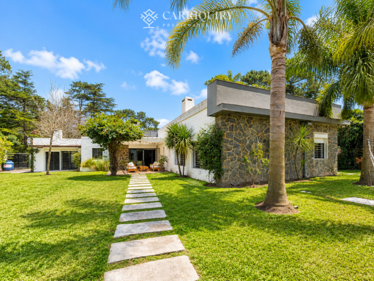 Casa ID.10381/CASA-EN-ALQUILER-MOTOYA-LA-BARRA - Moderna Casa de 4 Dormitorios y Dependencia, con Piscina Climatizada y Barbacoa en Playa Mansa, Punta del Este