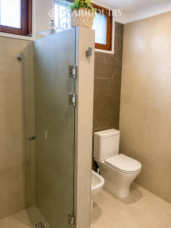 Casa ID.10476/CASA-DE-PRIMER-NIVEL- - Casa de categoría en Playa Mansa a 800 metros del mar, 5 Dormitorios, Piscina Climatizada y Barbacoa. Punta del Este