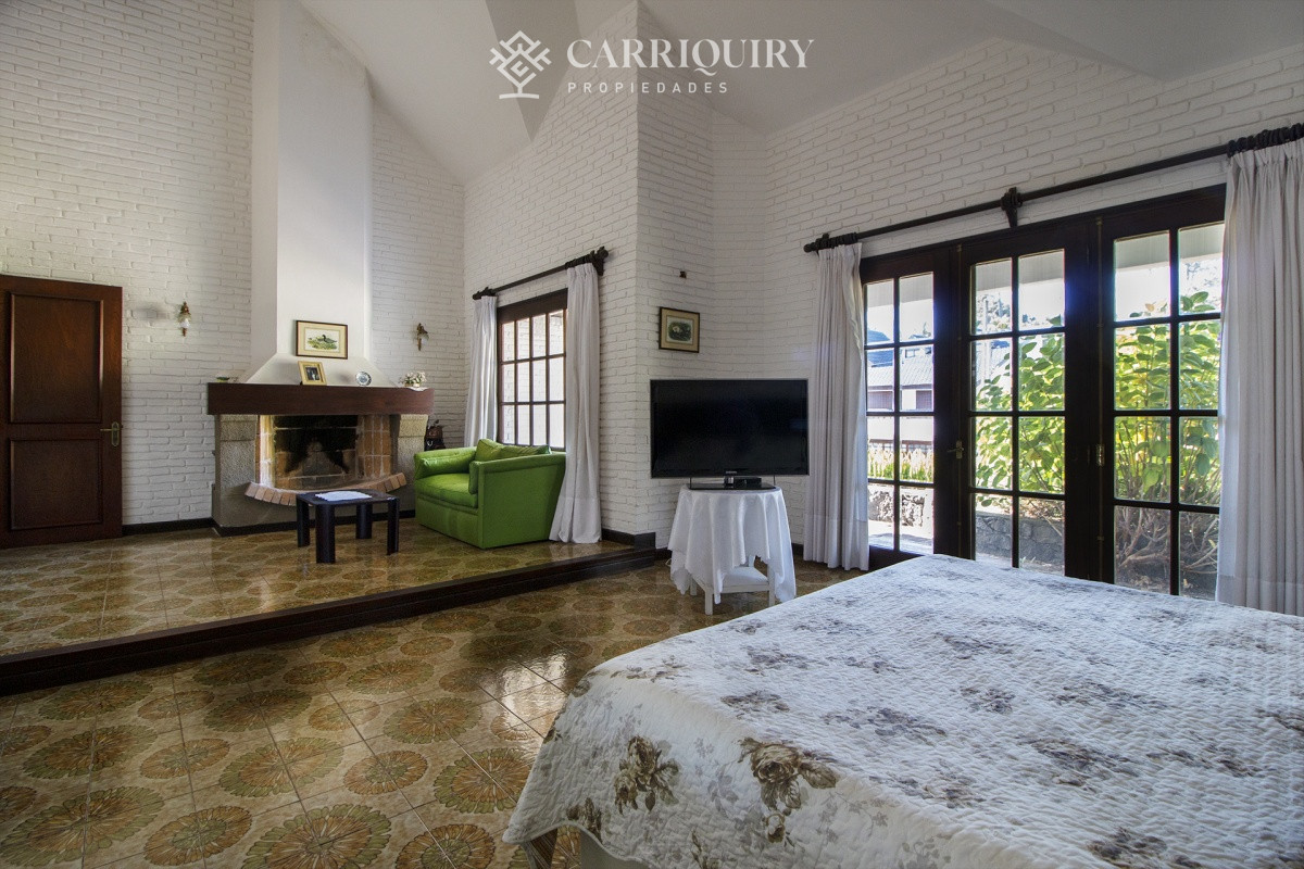 Casa ID.5128 - Venta de casa de 4 dormitorios más dependencia y hermosa piscina con gran parque en Playa Mansa, Punta del Este