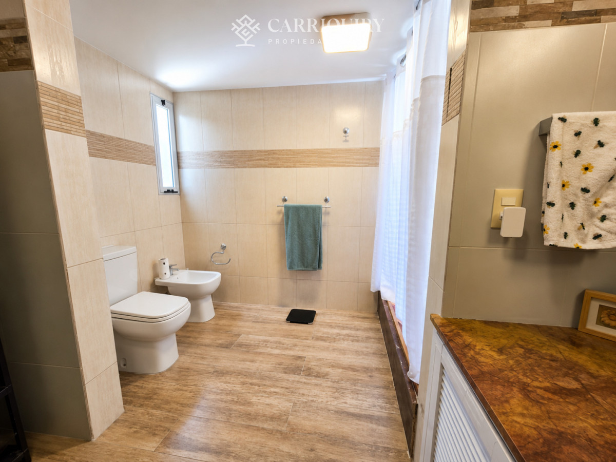 Casa ID.10469/Casa-de-categoría-en-Playa-Mansa-a-800-metros-del-mar,-5-Dormitorios,-Piscina-Climatizada-y-Barbacoa.-Punta-del-Este - Moderna Casa de 4 Dormitorios con Piscina Climatizada y Barbacoa en Punta del Este