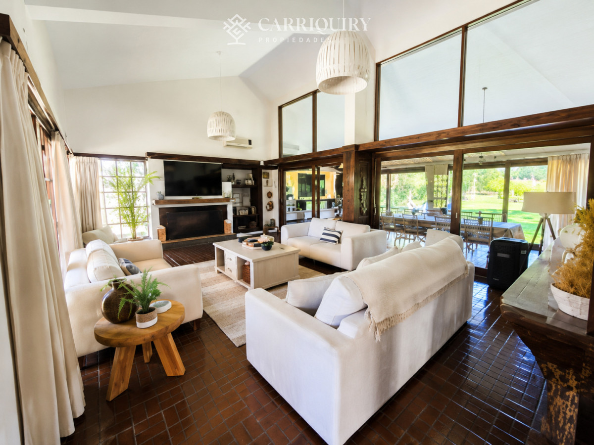 Casa ID.10469/Casa-de-categoría-en-Playa-Mansa-a-800-metros-del-mar,-5-Dormitorios,-Piscina-Climatizada-y-Barbacoa.-Punta-del-Este - Moderna Casa de 4 Dormitorios con Piscina Climatizada y Barbacoa en Punta del Este