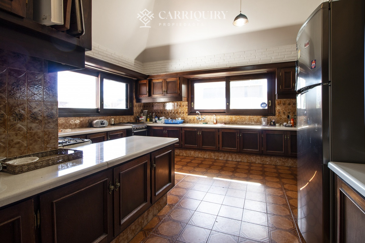 Casa ID.5128 - Venta de casa de 4 dormitorios más dependencia y hermosa piscina con gran parque en Playa Mansa, Punta del Este