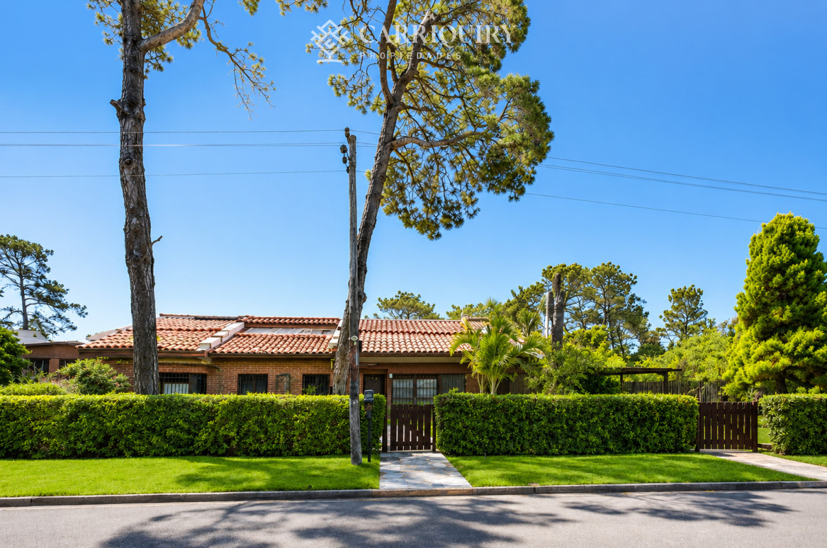 Casa ID.10476/CASA-DE-PRIMER-NIVEL- - Casa de categoría en Playa Mansa a 800 metros del mar, 5 Dormitorios, Piscina Climatizada y Barbacoa. Punta del Este