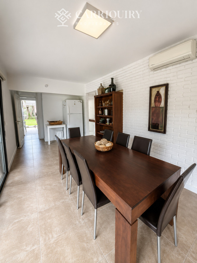 Casa ID.10476/CASA-DE-PRIMER-NIVEL- - Casa de categoría en Playa Mansa a 800 metros del mar, 5 Dormitorios, Piscina Climatizada y Barbacoa. Punta del Este