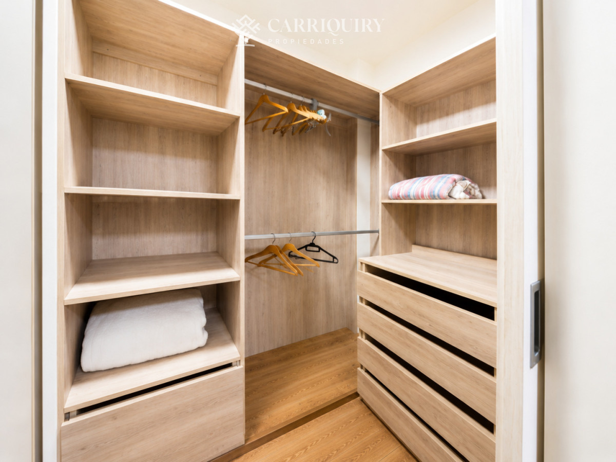 Casa ID.10476/CASA-DE-PRIMER-NIVEL- - Casa de categoría en Playa Mansa a 800 metros del mar, 5 Dormitorios, Piscina Climatizada y Barbacoa. Punta del Este