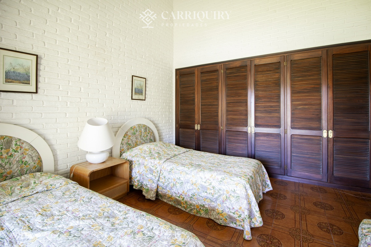 Casa ID.5128 - Venta de casa de 4 dormitorios más dependencia y hermosa piscina con gran parque en Playa Mansa, Punta del Este