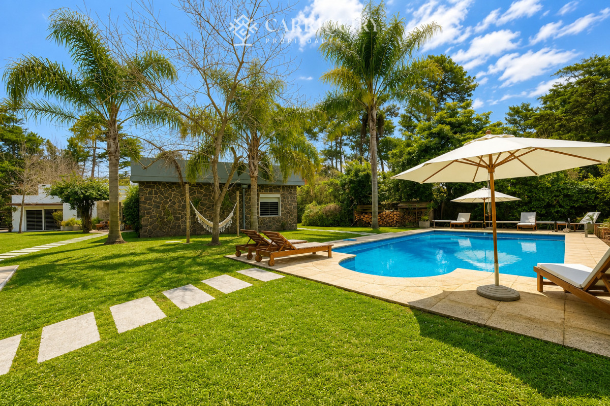 Casa ID.10381/CASA-EN-ALQUILER-MOTOYA-LA-BARRA - Moderna Casa de 4 Dormitorios y Dependencia, con Piscina Climatizada y Barbacoa en Playa Mansa, Punta del Este